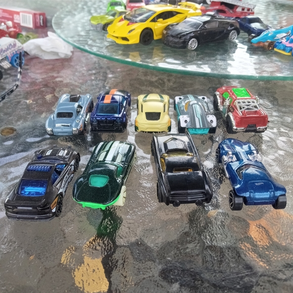 Hot Wheels Bundle 2011 Mattel Aston Martin car toy - Picture 5 of 8